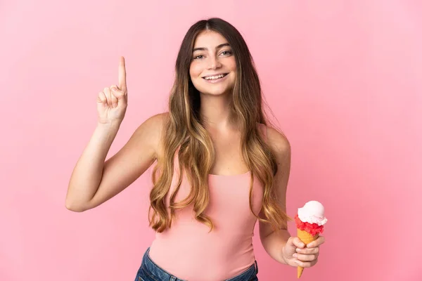 Mulher Caucasiana Jovem Com Sorvete Corneto Isolado Fundo Rosa Apontando — Fotografia de Stock