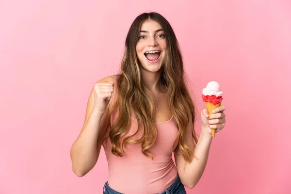 Mulher Caucasiana Jovem Com Sorvete Corneto Isolado Fundo Rosa Comemorando — Fotografia de Stock