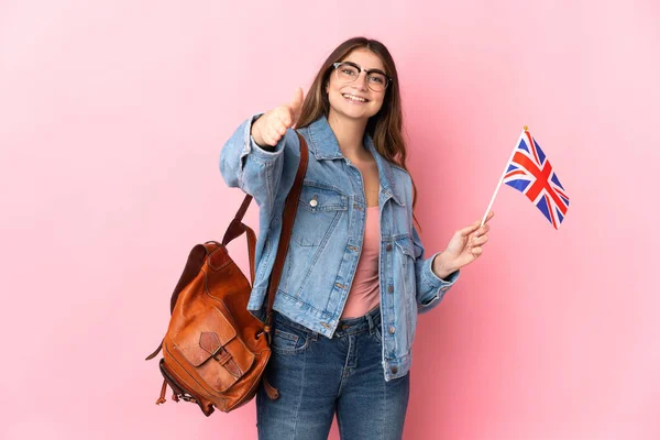 Jovem Segurando Uma Bandeira Reino Unido Isolada Fundo Rosa Apertando — Fotografia de Stock