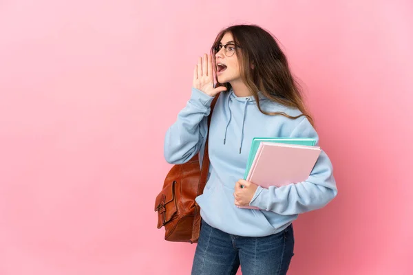 Junge Studentin Isoliert Auf Rosa Hintergrund Schreit Mit Weit Geöffnetem — Stockfoto