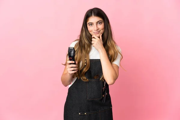 Young Hairdresser Woman Isolated Pink Background Thinking — Stock Photo, Image