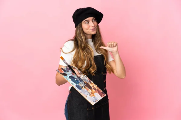Jonge Kunstenaar Vrouw Met Een Palet Geïsoleerd Roze Achtergrond Trots — Stockfoto