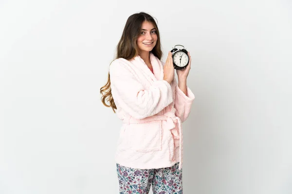 Jonge Kaukasische Vrouw Geïsoleerd Witte Achtergrond Pyjama Houden Klok Met — Stockfoto