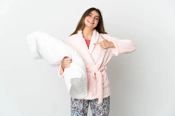 Молодая Белая Женщина Изолирована Белом Фоне Пижаме Указывает Подушку — стоковое фото