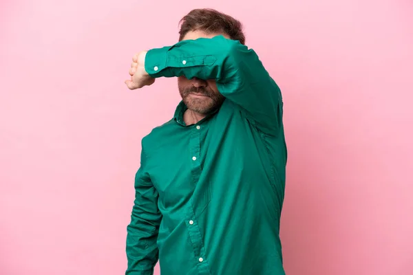 Middelbare Leeftijd Blanke Man Geïsoleerd Roze Achtergrond Bedekken Ogen Door — Stockfoto