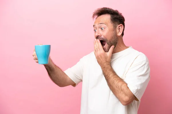 Middelbare Leeftijd Kaukasische Man Met Kopje Koffie Geïsoleerd Roze Achtergrond — Stockfoto