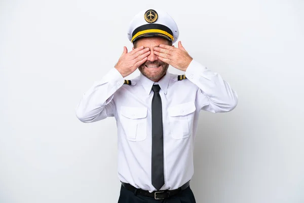 Πιλότος Μέσης Ηλικίας Αεροπλάνου Απομονωμένος Λευκό Φόντο Που Καλύπτει Μάτια — Φωτογραφία Αρχείου