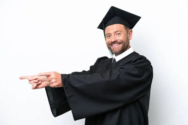 Middelbare Leeftijd Universitair Afgestudeerde Man Geïsoleerd Witte Achtergrond Wijzend Vinger — Stockfoto