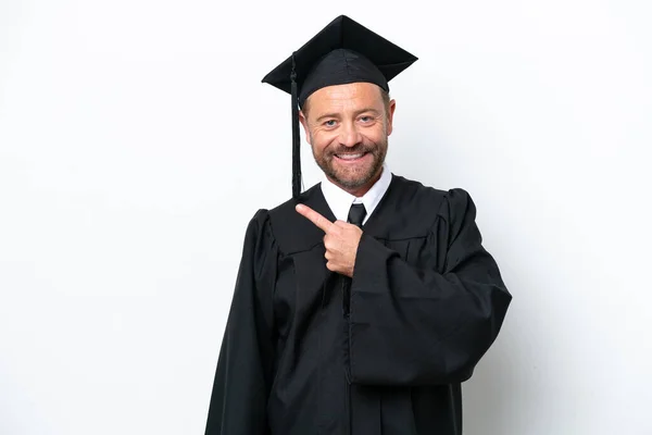 Middelbare Leeftijd Universitair Afgestudeerde Man Geïsoleerd Witte Achtergrond Wijzend Naar — Stockfoto