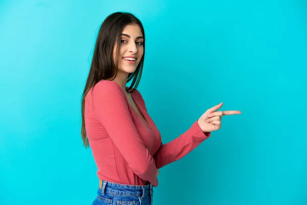 Young Caucasian Woman Isolated Blue Background Pointing Finger Side — Stock Photo, Image