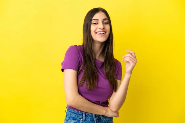 Joven Mujer Caucásica Aislada Sobre Fondo Amarillo Riendo —  Fotos de Stock