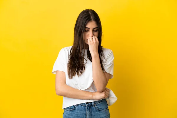 Jovem Caucasiana Isolada Fundo Amarelo Com Dúvidas — Fotografia de Stock