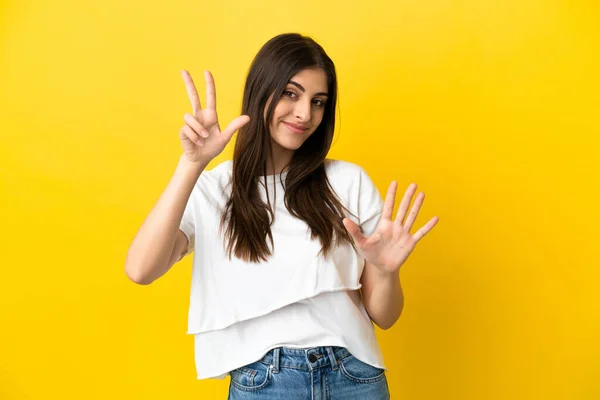 Jonge Blanke Vrouw Geïsoleerd Gele Achtergrond Tellen Acht Met Vingers — Stockfoto