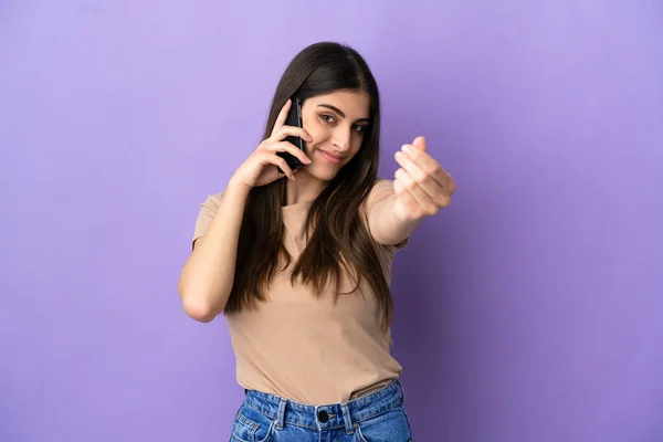 Joven Mujer Caucásica Usando Teléfono Móvil Aislado Sobre Fondo Púrpura — Foto de Stock
