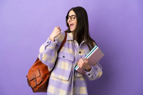 Jovem Estudante Mulher Isolada Fundo Roxo Celebrando Uma Vitória — Fotografia de Stock