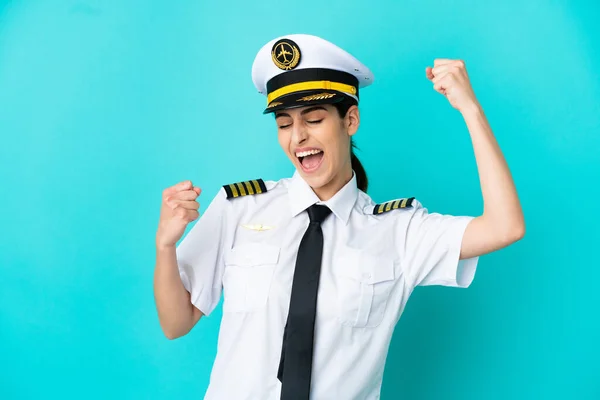 Flugzeugpilotin Kaukasische Frau Isoliert Auf Blauem Hintergrund Feiert Einen Sieg — Stockfoto