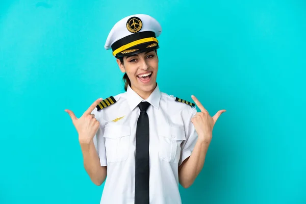 Flugzeugpilotin Kaukasische Frau Isoliert Auf Blauem Hintergrund Gibt Einen Daumen — Stockfoto