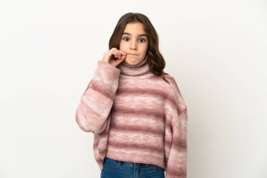 Beyaz arka planda izole edilmiş küçük beyaz kız sessizlik işareti gösteriyor.