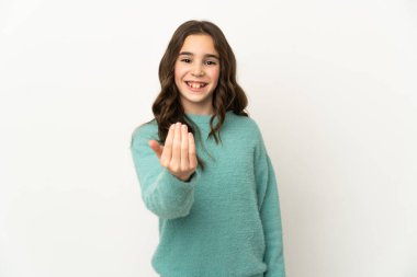 Beyaz arka planda izole edilmiş küçük beyaz kız, bizimle gelmesi için davet ediyor. Gelmene sevindim.