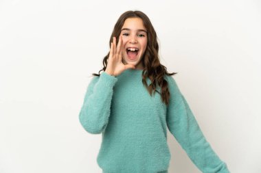 Beyaz arka planda izole edilmiş küçük beyaz kız ağzı açık bağırıyor.