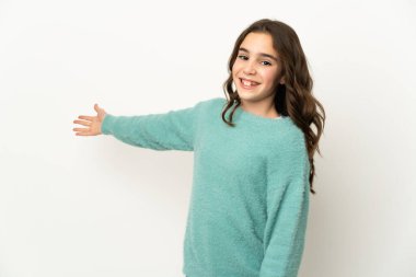 Beyaz arka planda izole edilmiş küçük beyaz kız, davet edilmek için ellerini yana uzatıyor.