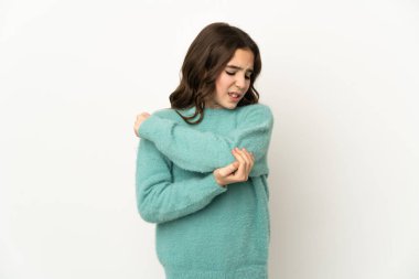 Beyaz arka planda izole edilmiş, dirsek ağrısı olan beyaz bir kız.