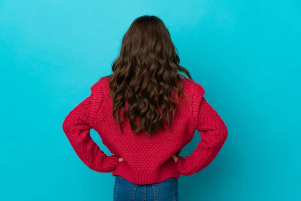 Klein Blank Meisje Geïsoleerd Blauwe Achtergrond Achterste Positie — Stockfoto