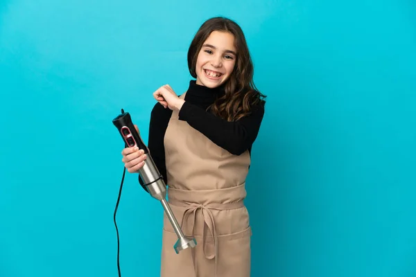 Menina Usando Liquidificador Mão Isolado Fundo Azul Celebrando Uma Vitória — Fotografia de Stock