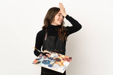 Beyaz arka planda izole edilmiş bir palet tutan küçük sanatçı kız bir şey fark etti ve çözümü amaçladı.