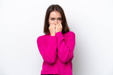 Beyaz arka planda izole edilmiş genç Ukraynalı kadın gergin ve korkmuş bir şekilde elleriyle suni teneffüs yapıyor.