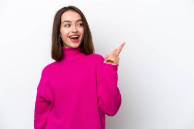 Beyaz arka planda izole edilmiş genç Ukraynalı kadın parmağını kaldırarak çözümü anlamaya çalışıyor.