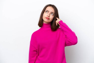 Genç Ukraynalı bir kadın beyaz arka planda izole edilmiş. Delilik hareketi yapıyor. Parmağını kafaya koyuyor.