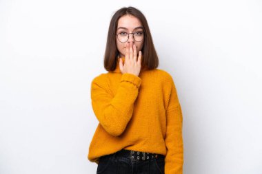 Genç Ukraynalı bir kadın beyaz arka planda izole edilmiş, ağzı elle kapatılmış.