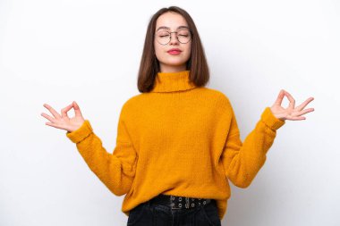 Genç Ukraynalı kadın Zen pozunda beyaz arka planda izole edilmiş