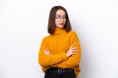 Beyaz arka planda izole edilmiş genç Ukraynalı kadın kollarını çapraz tutuyor.