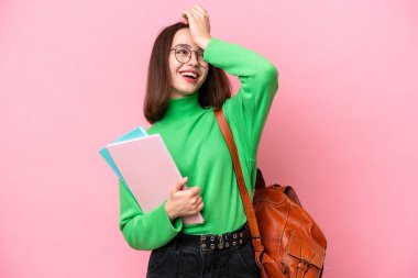 Pembe arka planda izole edilmiş genç Ukraynalı kadın bir şey fark etti ve çözüme niyetlendi.