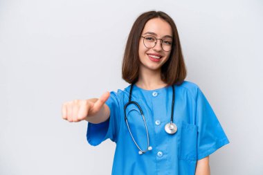 Genç hemşire Ukraynalı kadın beyaz arka planda izole edilmiş bir şekilde baş parmak hareketi yapıyor.