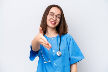 Genç hemşire Ukraynalı kadın, beyaz arka planda izole edilmiş, iyi bir anlaşma için el sıkışıyor.