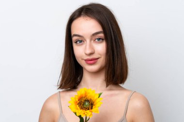 Beyaz arka planda izole edilmiş genç Ukraynalı bir kadın elinde bir ayçiçeği tutuyor. Portreyi kapat