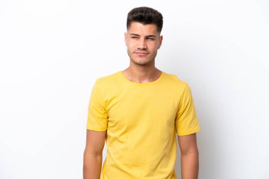 Beyaz arka planda izole edilmiş genç beyaz bir adam. Taraf ararken şüphe duyuyor.