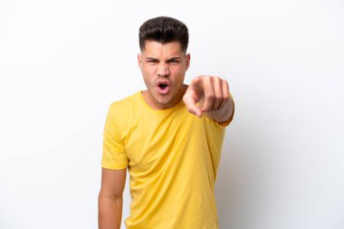 Beyaz arka planda izole edilmiş genç beyaz adam hayal kırıklığına uğramış ve ön tarafı işaret ediyor.