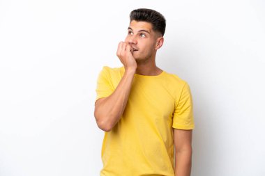 Beyaz arka planda izole edilmiş genç beyaz adam biraz gergin.