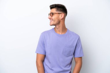 Beyaz arka planda izole edilmiş genç beyaz bir adam.