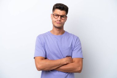Beyaz arka planda izole edilmiş genç beyaz adam üzgün hissediyor.