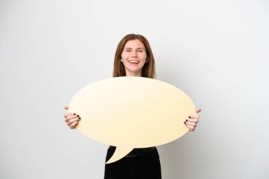 Beyaz arka planda izole edilmiş genç bir İngiliz kadın boş bir konuşma balonu tutuyor.