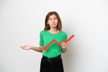 Beyaz arka planda izole edilmiş genç bir İngiliz kadın aşağıya doğru bir ok tutuyor ve üzgün bir ifadeyle.