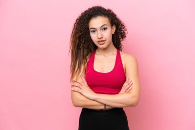 Genç Spor Arap kadın pembe arka planda izole edilmiş.