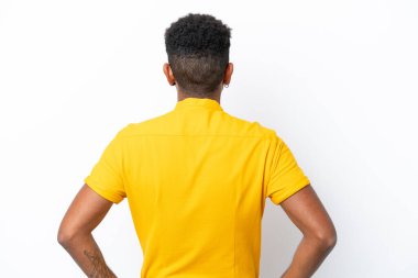 Genç Brezilyalı adam arka planda beyaz arka planda izole edilmiş.