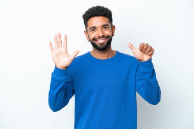 Genç Brezilyalı adam beyaz arka planda izole edilmiş. Parmakları olan altı kişi saydım.