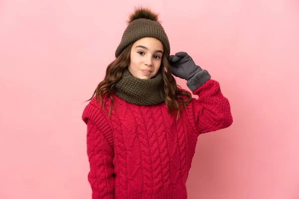 Liten Flicka Med Vinter Hatt Isolerad Rosa Bakgrund Med Tvivel — Stockfoto